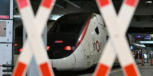 Ein TGV der französischen Eisenbahngesellschaft SNCF steht im Bahnhof Gare Montparnasse. Wenige Stunden vor der Eröffnung der Olympischen Spiele in Paris haben Unbekannte Brandanschläge auf mehreren Anlagen des französischen Schnellzugnetzes verübt.