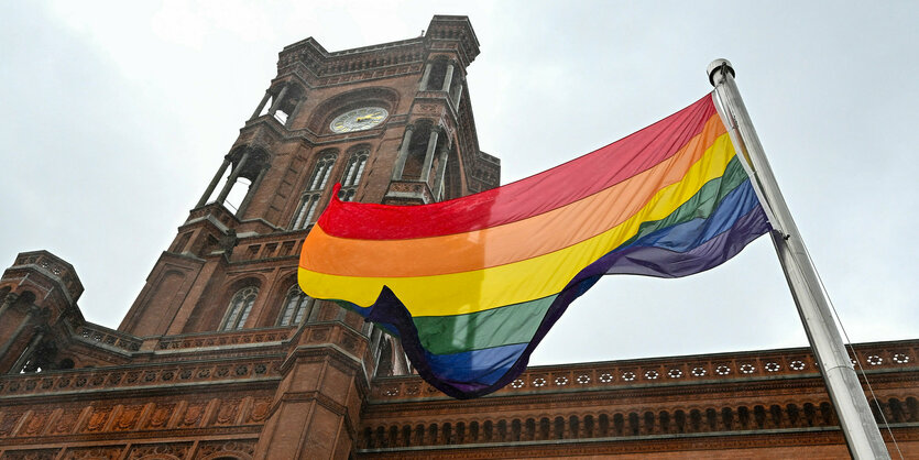 Regenbogenfahne vor dem Roten Rathaus in Berlin