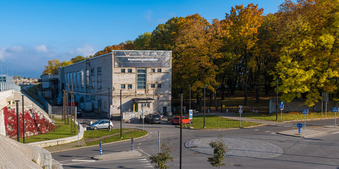 Ein düsteres Gebäude hinter einer großen Straßenkreuzung