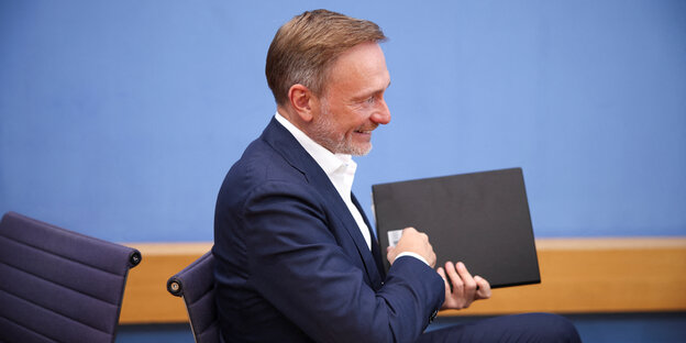 Bundesfinanzminister Christian Lindner freut sich am Ende einer Pressekonferenz zum Haushaltsentwurf 2025 in Berlin, Deutschland, 17. Juli 2024