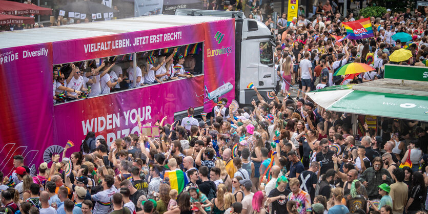 Pinker Festwagen inmitten einer Menge Menschen