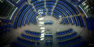 leere blaue Sitze im Bundestag