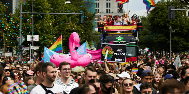 Tausende Menschen feiern bei der 46. Berlin Pride-Parade zum Christopher Street Day (CSD). Auf einem Plakat, das von einem Teilnehmer des Zuges gezeigt wird, wird ein Verbot der AfD gefordert.