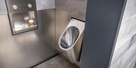 Edelstahl-Pissoir in öffentlicher Toilette