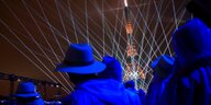 Der beleuchtete Eiffelturm in Paris während der Olympia-Eröffnungsfeier