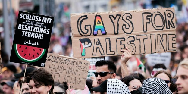 "Gays for Palestine" steht auf einem Pappschild auf einer Demo