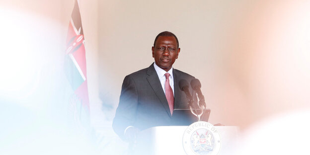 Kenias Präsident William Ruto, der vordere Bildteil ist verschwommen