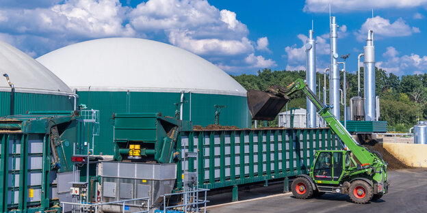 Ein Radlader kippt Biomasse in die Biogasanlage in Torgelow