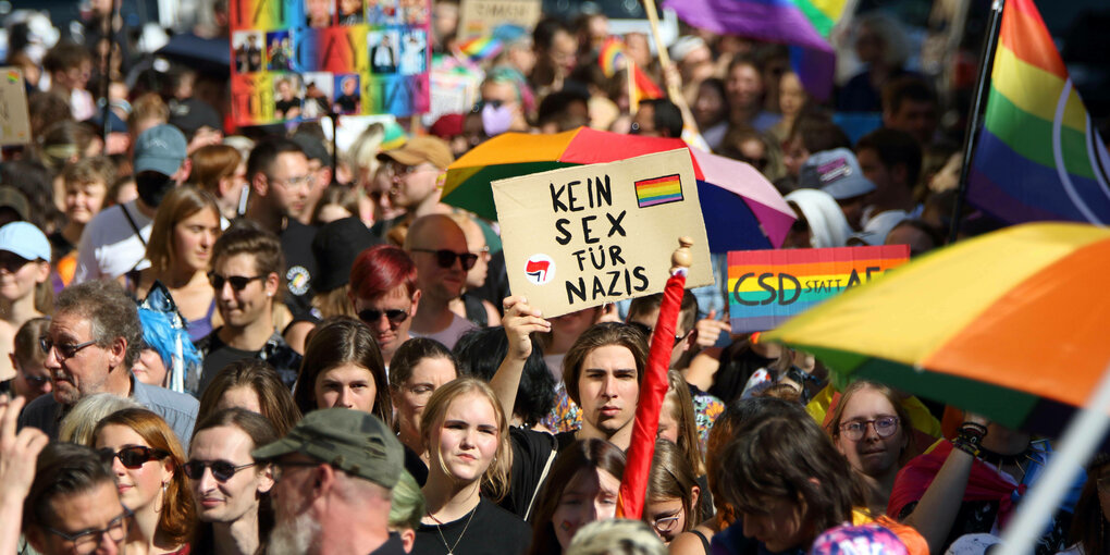 Demoteilnehmer:in auf dem CSD in Eisenach am 16. 09. 2023 mit Protestschild: KEIN SEX FÜR NAZIS.