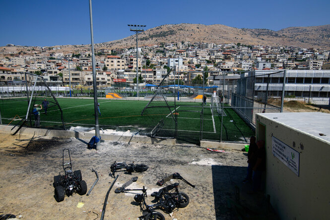 Fußballplatz auf den Golanhöhen mit kleinem Luftschutzraum, Einschusslöcher