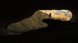 Kevin Bushling steht auf einem Felsen vor einer Wüstenlandschaft. In "The Gate" sucht er seinen Sohn.