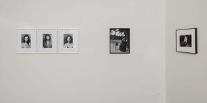 Blick in die Ausstellung, schwarz-weiße Fotografien an der Wand