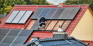Solarmodule werden auf einem Dach verlegt