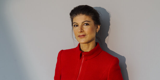 Wagenknecht im rotem Jackett