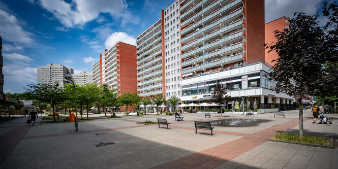 Viele hohe Plattenbauten und ein Springbrunnen sind am Anton-Saefkow-Platz im Zentrum von Fennpfuhl im Bezirk Lichtenberg zu sehen