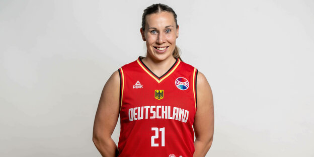 Portrait einer jungen Frau in einem roten Trikot mit der Aufschrift: Deutschland und der Nummer 21