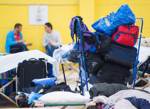 Gepäck in einem Baumarkt in Hamburg, in dem Flüchtlinge leben