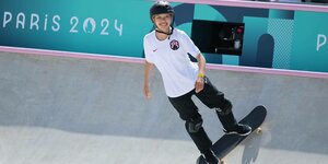 Coco Yoshizawa auf dem Skateboard