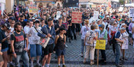 Proteste gegen Besuch von Rechtsextremist Sellner in Marburg auf dem Marktplatz