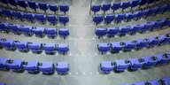Blaue Sitze des Plenarsaals des Deutschen Bundestages aus der Vogelperspektive
