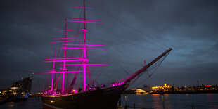 Museumsschiff Rickmer Rickmers pink angestrahlt