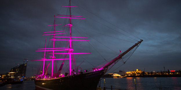 Museumsschiff Rickmer Rickmers pink angestrahlt