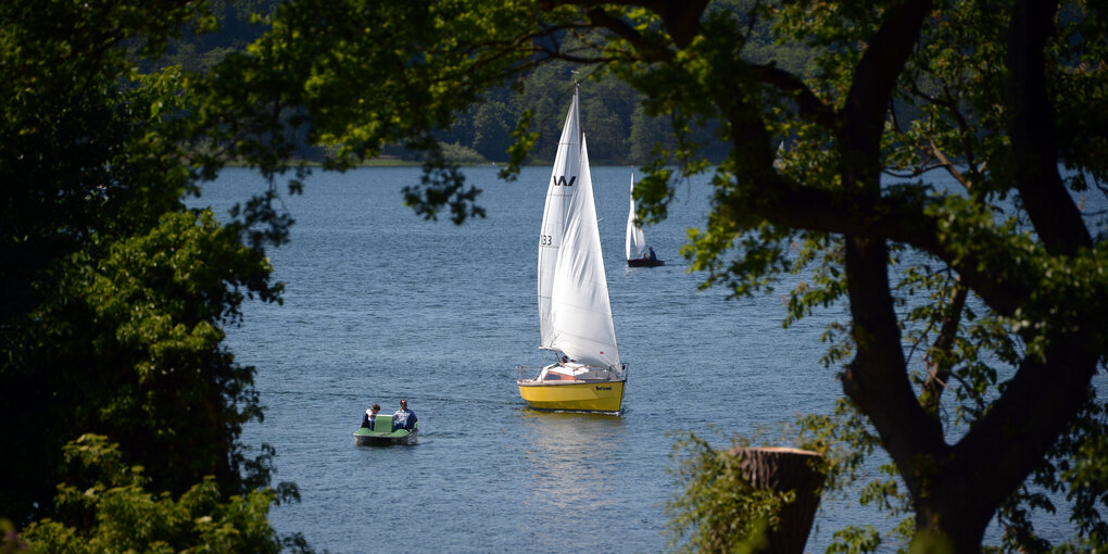 Boote fahren auf dem Ratzeburger See.