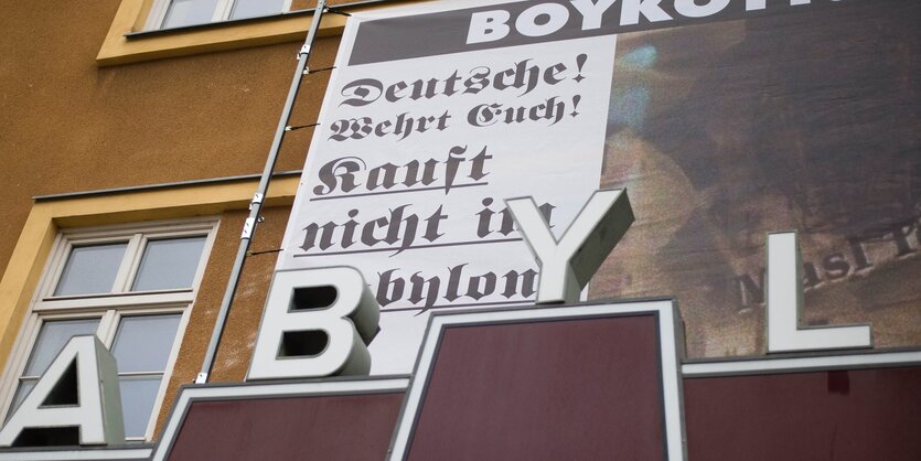 Plakat am Kino Babylon