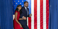 Vance und seine Frau Usha treten vor amerikansichen Flaggen auf eine bühne