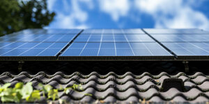 Blick auf eine Photovoltaikanlage auf dem Dach eines Hauses.