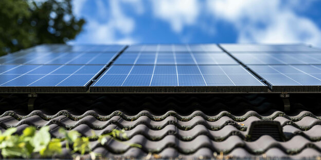 Blick auf eine Photovoltaikanlage auf dem Dach eines Hauses.