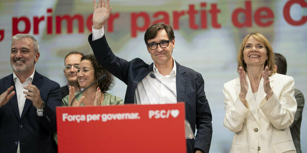 Salvador Illa winkt freudig: Spitzenkandidat der spanischen Sozialisten bei der vorgezogenen Parlamentswahl im Mai in Katalonien