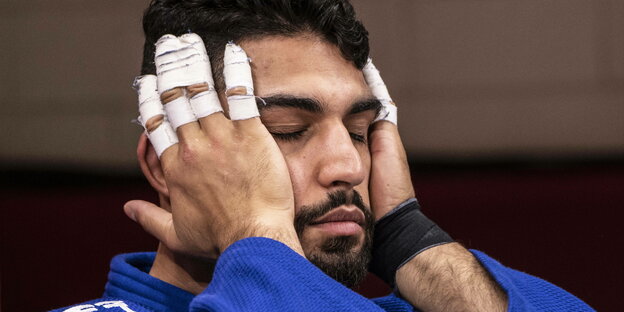Israelische Judoka Tohar Butbul hält sich die Hände an die Schläfen