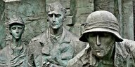 Denkmal mit drei Figuren des Widerstands