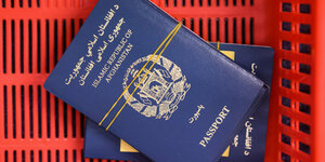 blauer afghanischer Pass in einem roten Korb