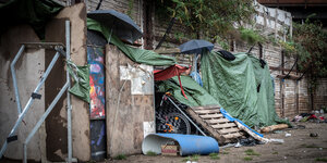Obdachlosenunterkunft mit Schirmen, Planen, Holzverschlägen abgedeckt