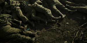 Stiefel und Beine , tote Soldaten in Uniform