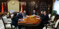 Verhandlungen an einem großen Tisch mit dem belarussischen Machthaber Alexander Lukaschenko