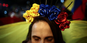 Blumenschmuck , gelb-blau-rote Blumen als Haarreif auf dem Kopf einer Frau