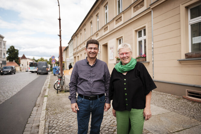 Ein Mann und eine Frau vor einem Gebäude