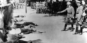 Schwarz-Weiß-Aufnahme von Ermordung serbischer Geiseln durch Nazis