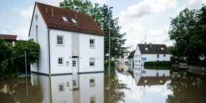 Häuser spiegeln sich im Hochwasser
