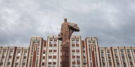 Lenin-Statue vor Hochhaus