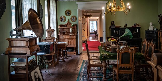Alte Möbel, ein Grammophon: Ein Blick ins Gründerzeitmuseum im Gutshaus Mahlsdorf – es macht wie immer beim Museumssonntag mit