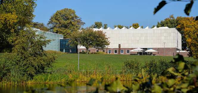 Blick auf das kubische Gebäude der Kunsthalle Rostock