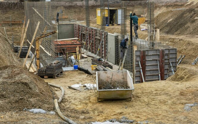 Neubau von einem Wohnhaus, für den Neubau von einem Wohnhaus wird das Fundament betoniert