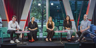Fünf Personen sitzen auf dem Podium beim taz talk über den 10. Jahrestag des Völkermords an den Ezid:innen