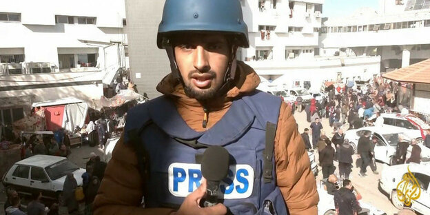 Al-Jazeera-Journalist Ismail al-Ghoul mit Mikrofon.