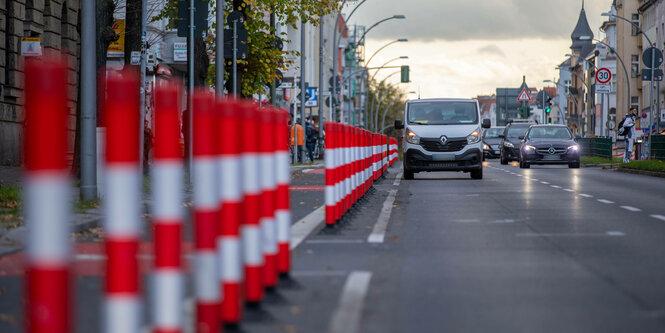 Straße mit langer rot-weißer Pollerreihe