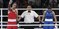 zwei Boxerinnen, in der Mitte der Ringrichter, der eine zur Siegerin erklärt